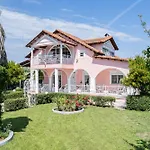 Villa Regina By The Sea *